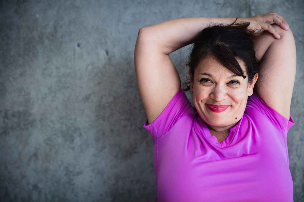 Moteris atliekanti tempimo pratimus