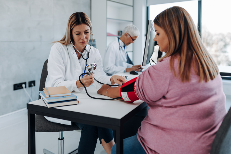 Gydytoja matuoja spaudimą pacientui