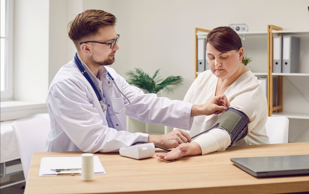 Gydytoja matuoja spaudimą pacientei